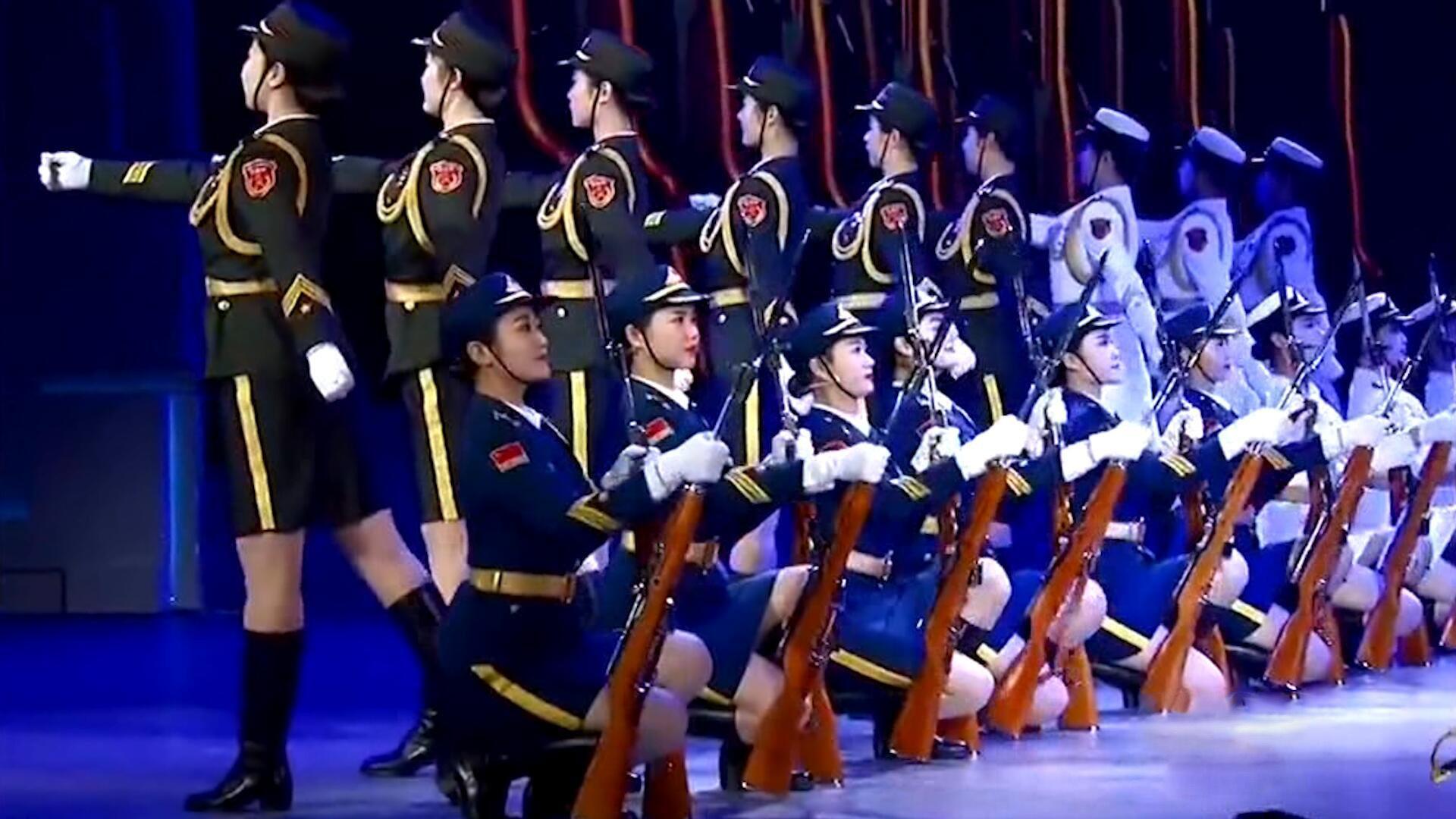 三軍女兵隊(duì)跳舞，展現(xiàn)力量與柔美的完美結(jié)合，三軍女兵隊(duì)舞蹈，力量與柔美的完美交融