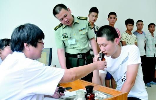 男兵體檢的尷尬圖，理解與尊重的重要性，男兵體檢中的尊重與理解的必要性，尷尬瞬間的思考