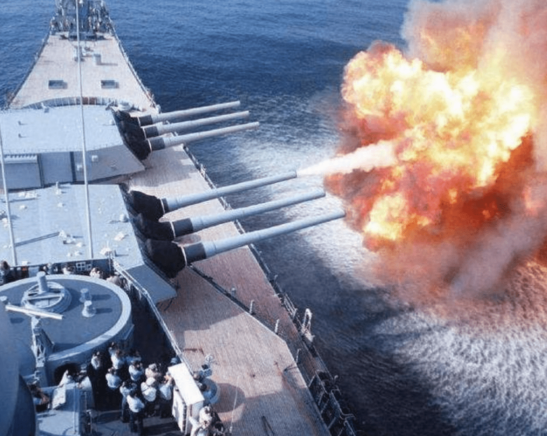 為什么岸炮打不過艦炮，深度解析背后的原因，岸炮與艦炮的較量，解析背后的原因與差異