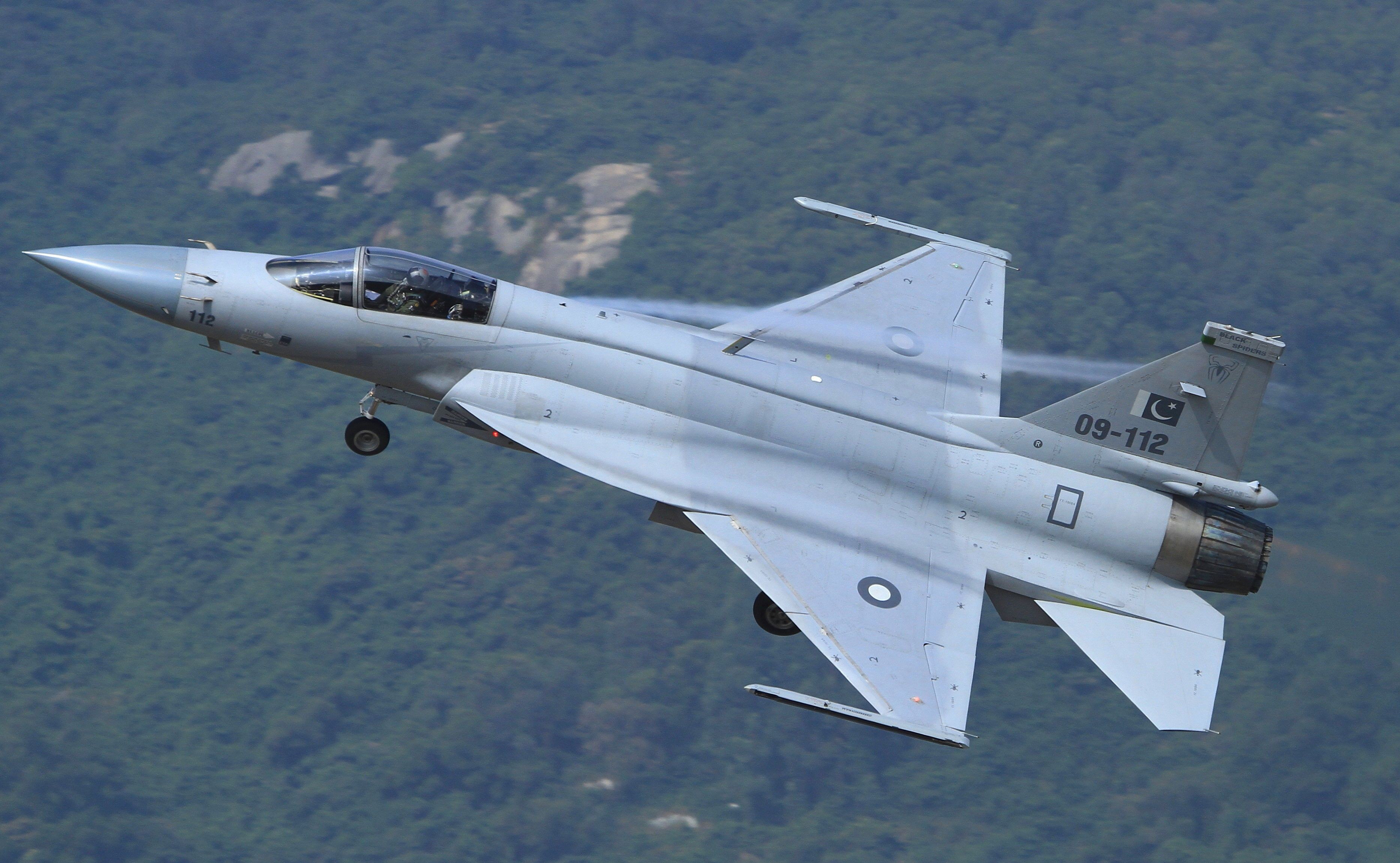 梟龍戰(zhàn)斗機圖片，展現(xiàn)中國空軍力量的驕傲，梟龍戰(zhàn)斗機風采，中國空軍力量的驕傲圖片展示